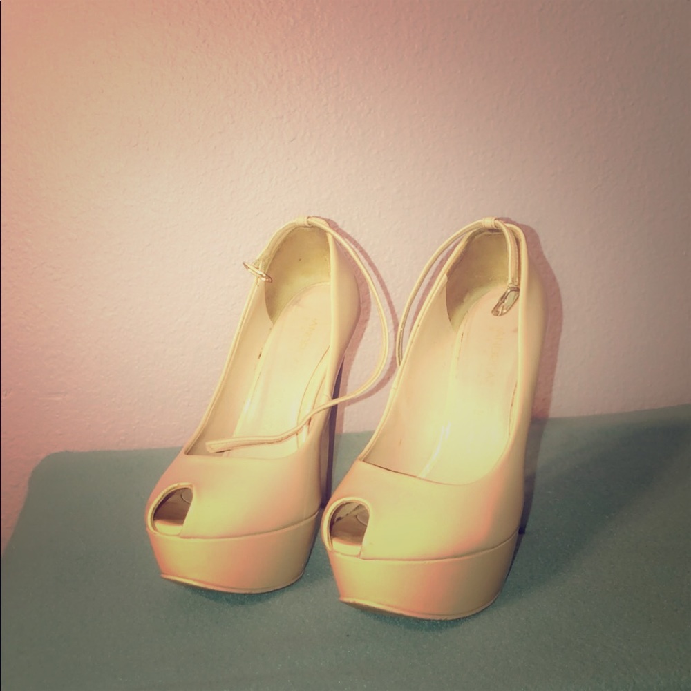 Nude pumps